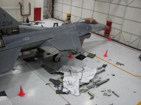 空中衝突したF-16機、片側の翼を半分失っても無事帰還、強さを証明しました！