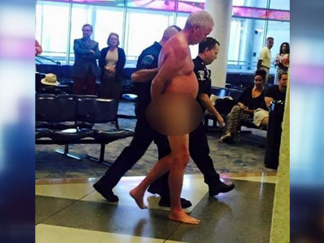 空港で、オーバーブッキングに腹を立てた男性が、いきなり全裸に！