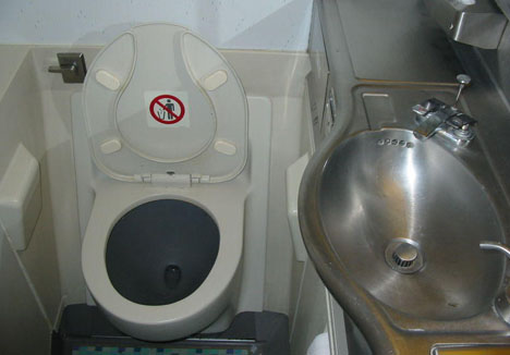 日本人男性が、中国の旅客機内でトラブルを！なんとトイレでたばこを吸っていたのです！