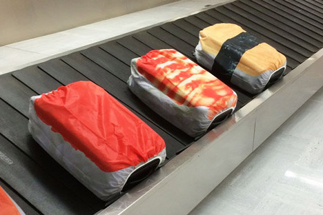 空港の荷物受け取りベルトコンベアに寿司が！パルコプロデュース「寿司スーツケースカバー」が人気！