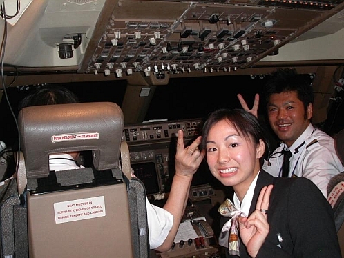 JALの機長が操縦室内でCAとツーショット！国土交通省から厳重注意！