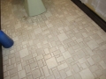 東京都八王子市　ご在宅一戸建てトイレクロス張替え＆トイレクリーニング作業セットのトイレＡセットプラン　清掃：床ＣＦクッションフロアー剥離　作業風景　３