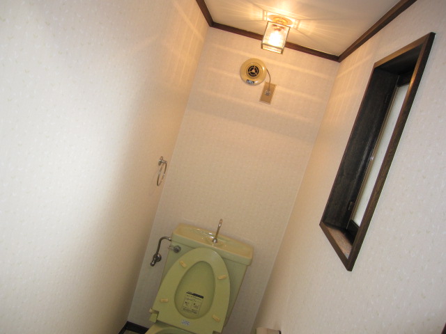 東京都八王子市　ご在宅一戸建てトイレクロス張替え＆トイレクリーニング作業セットのトイレＡセットプラン　クロス　作業完了後　１