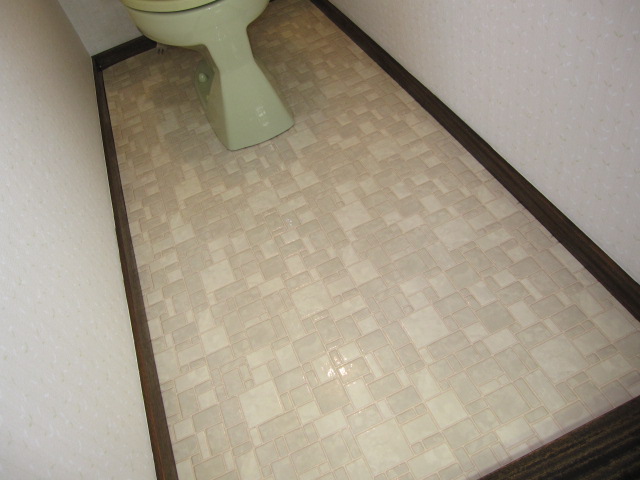 東京都八王子市　ご在宅一戸建てトイレクロス張替え＆トイレクリーニング作業セットのトイレＡセットプラン　床ＣＦクッションフロアーワックス掛け　作業完了後　４
