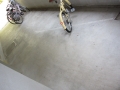 東京都世田谷区　賃貸マンション４階建て共用部清掃　駐輪場床ポリッシャー洗浄　作業前　１