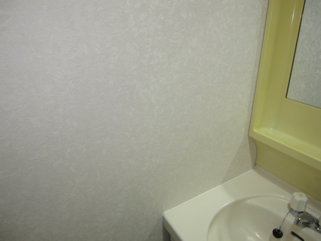 埼玉県所沢市　賃貸物件原状回復の１DKクロス張替え　洗面所・トイレ　作業完了後　２