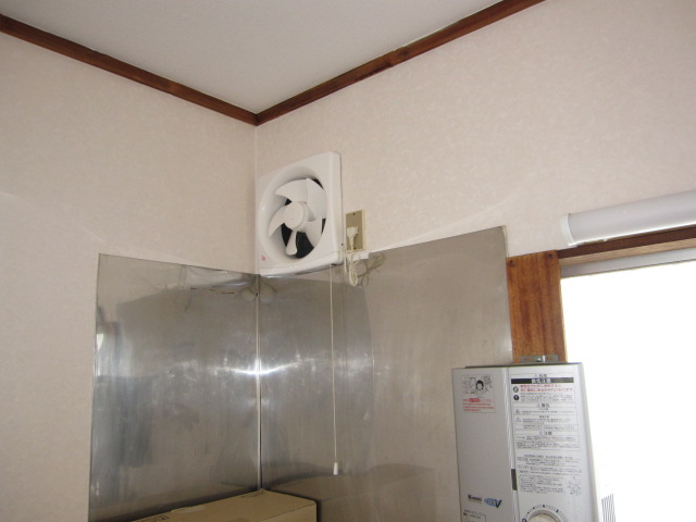 埼玉県所沢市　空き室賃貸物件原状回復　２ＤＫクロス張替え　キッチン周りクロス　作業完了後　３