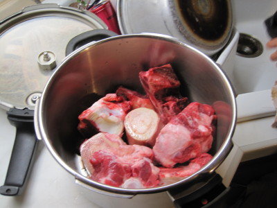 スープを作るのにこんなにたくさんのお肉や骨を使います