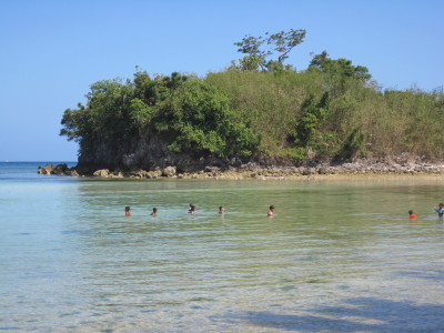島の子ども達がビーチで遊んでいます