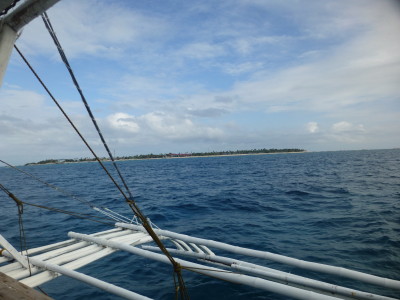 別の日にダイビングから戻ってきたときに船の上から撮った島の全景