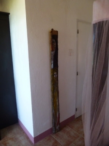 一つだけいや～だったのがこれ。 バスルームのドアが壁に当たらないようにするためのものだと思うのですが