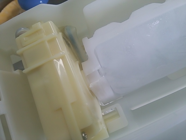 冷蔵庫の自動製氷機の製氷皿が割れたので交換してみた 趣味日記