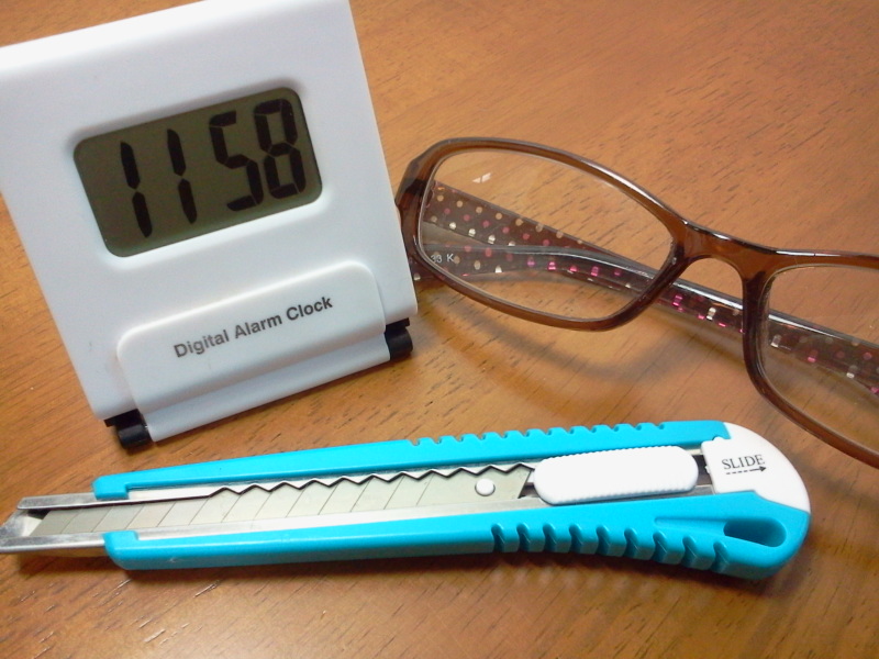ダイソーの老眼鏡、デジタル時計、カッターナイフ