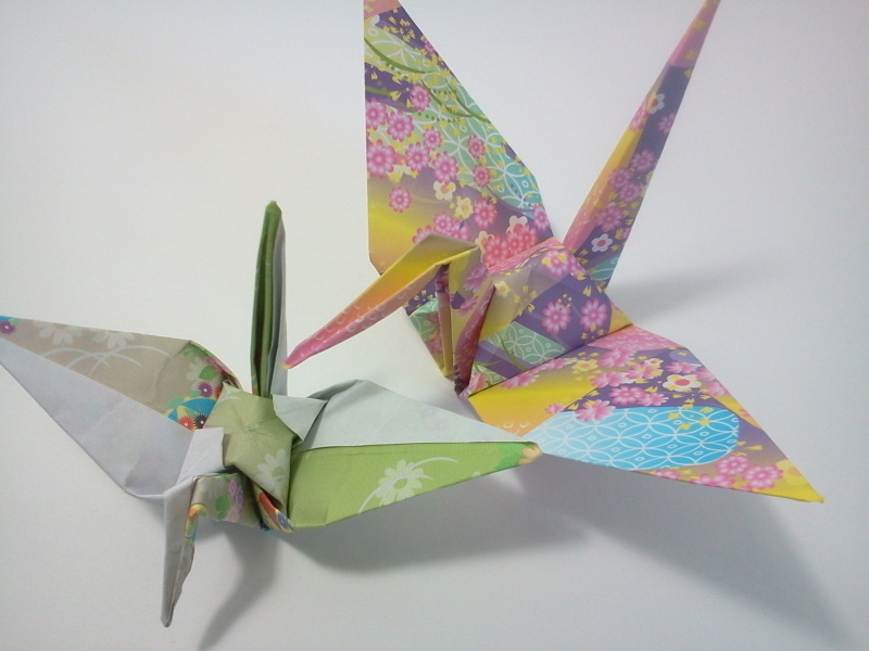 ダイソーの千代紙で折り鶴2種類