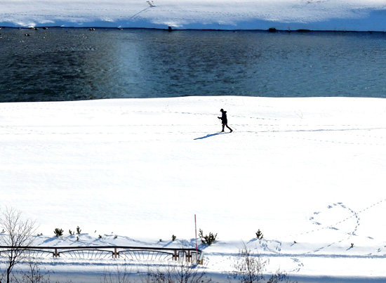歩くスキーで河川敷散歩